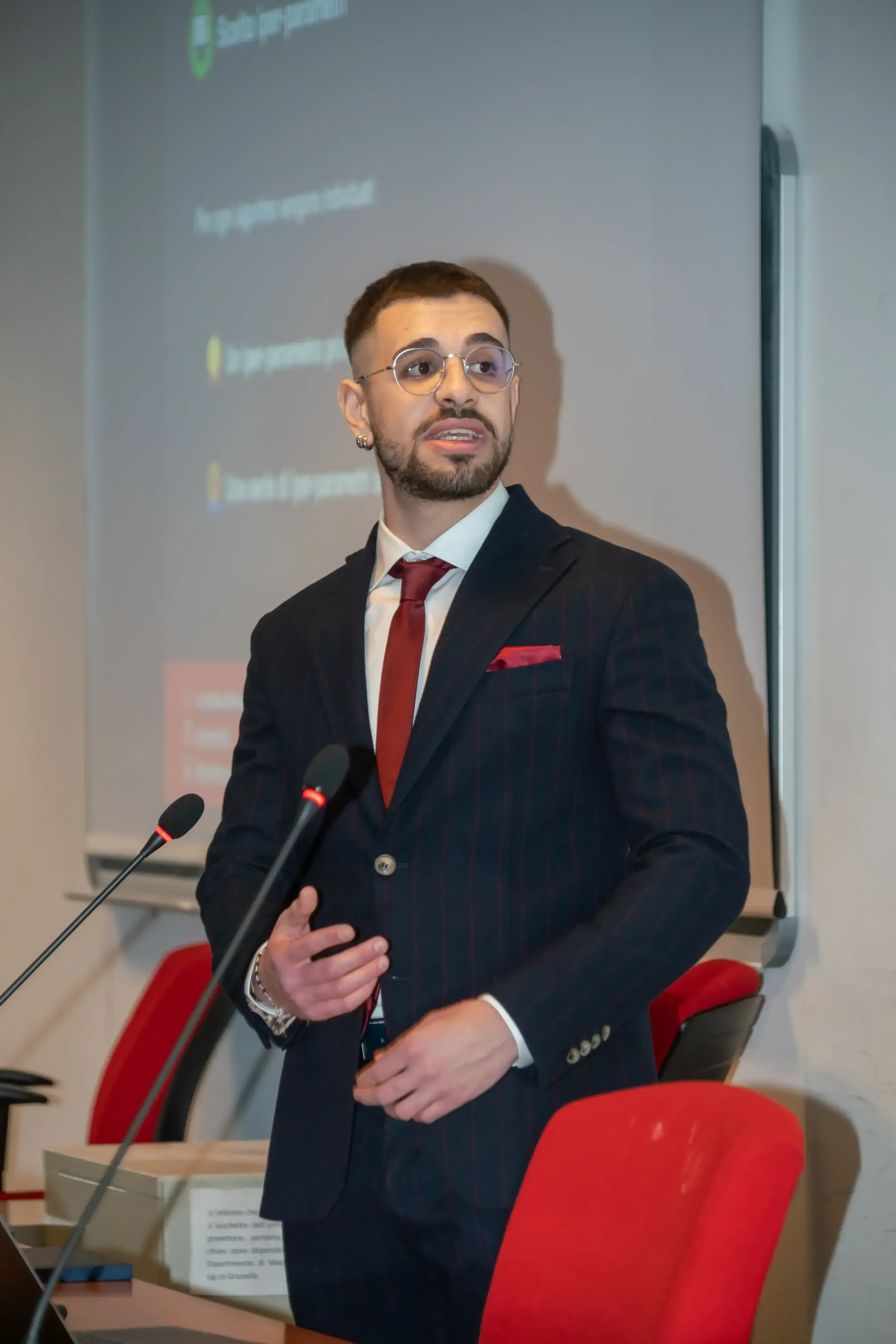Me presenting my thesis project, explaining the work on comparing different Machine Learning algorithms for image classification.